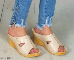 Klapki damskie beżowe ze skóry naturalnej na koturnie KINGA - Moda Sanok