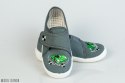 Szare pantofle z zieloną aplikacją Race NAZO - MODA SANOK
