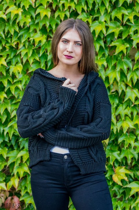 Czarny sweterek z kapturem - Moda Sanok