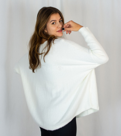 Damski miły ciepły długi lekki sweterek alpaka Salma - biały - Moda Sanok