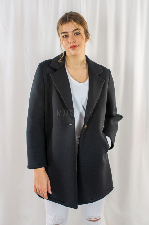 Klasyczny uniwersalny płaszczyk Pilar piankowy w kolorze czarnym zapinany na guzik MODA SANOK Klasyczny uniwersalny płaszczyk Pilar piankowy w kolorze czarnym zapinany na guzik MODA SANOK