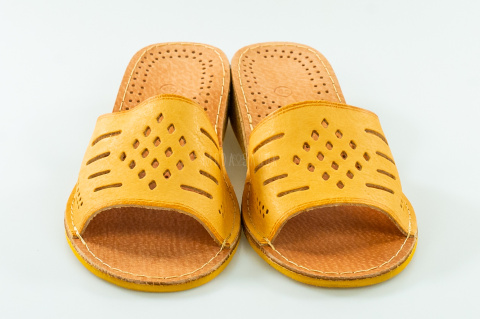 Pantofle, kapcie, klapki skórzane damskie na wyższym klinie odkryte palce MODA SANOK Pantofle, kapcie, klapki skórzane damskie na wyższym klinie odkryte palce MODA SANOK