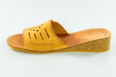 Pantofle, kapcie, klapki skórzane damskie na wyższym klinie odkryte palce MODA SANOK Pantofle, kapcie, klapki skórzane damskie na wyższym klinie odkryte palce MODA SANOK