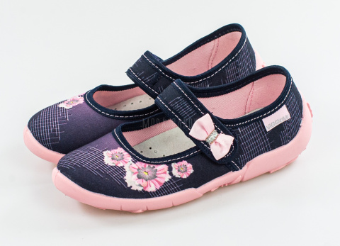 VIGGAMI Kamila pantofle, kapcie, oddychający spód i materiał, skórzana wkładka zaplikacją kwiatuszków MODA SANOK VIGGAMI Kamila pantofle, kapcie, oddychający spód i materiał, skórzana wkładka zaplikacją kwiatuszków MODA SANOK