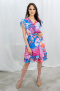Zwiewna w kolorowy print sukienka z paskiem w talii, mini, krótka z dekoltem Zita - MODA SANOK Zwiewna w kolorowy print sukienka z paskiem w talii, mini, krótka z dekoltem Zita - MODA SANOK