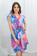 Zwiewna w kolorowy print sukienka z paskiem w talii, mini, krótka z dekoltem Zita - MODA SANOK Zwiewna w kolorowy print sukienka z paskiem w talii, mini, krótka z dekoltem Zita - MODA SANOK