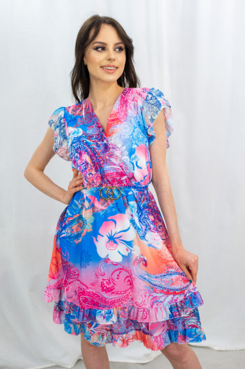 Zwiewna w kolorowy print sukienka z paskiem w talii, mini, krótka z dekoltem Zita - MODA SANOK Zwiewna w kolorowy print sukienka z paskiem w talii, mini, krótka z dekoltem Zita - MODA SANOK