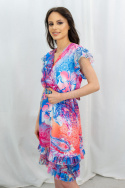 Zwiewna w kolorowy print sukienka z paskiem w talii, mini, krótka z dekoltem Zita - MODA SANOK Zwiewna w kolorowy print sukienka z paskiem w talii, mini, krótka z dekoltem Zita - MODA SANOK