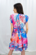 Zwiewna w kolorowy print sukienka z paskiem w talii, mini, krótka z dekoltem Zita - MODA SANOK Zwiewna w kolorowy print sukienka z paskiem w talii, mini, krótka z dekoltem Zita - MODA SANOK