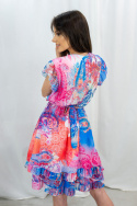 Zwiewna w kolorowy print sukienka z paskiem w talii, mini, krótka z dekoltem Zita - MODA SANOK Zwiewna w kolorowy print sukienka z paskiem w talii, mini, krótka z dekoltem Zita - MODA SANOK